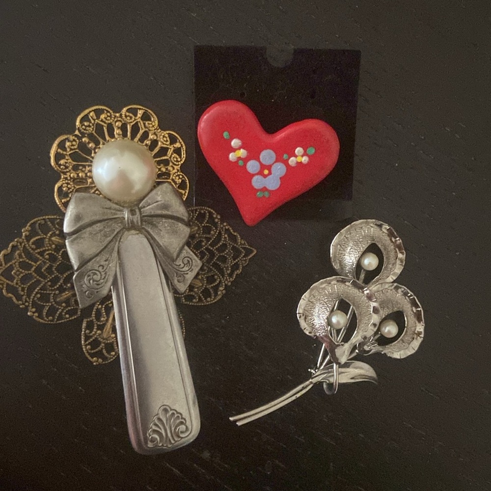 🗝️ Vintage Brooches 3 item lot PEARLs silver tone heart callalillies angel pins🪽